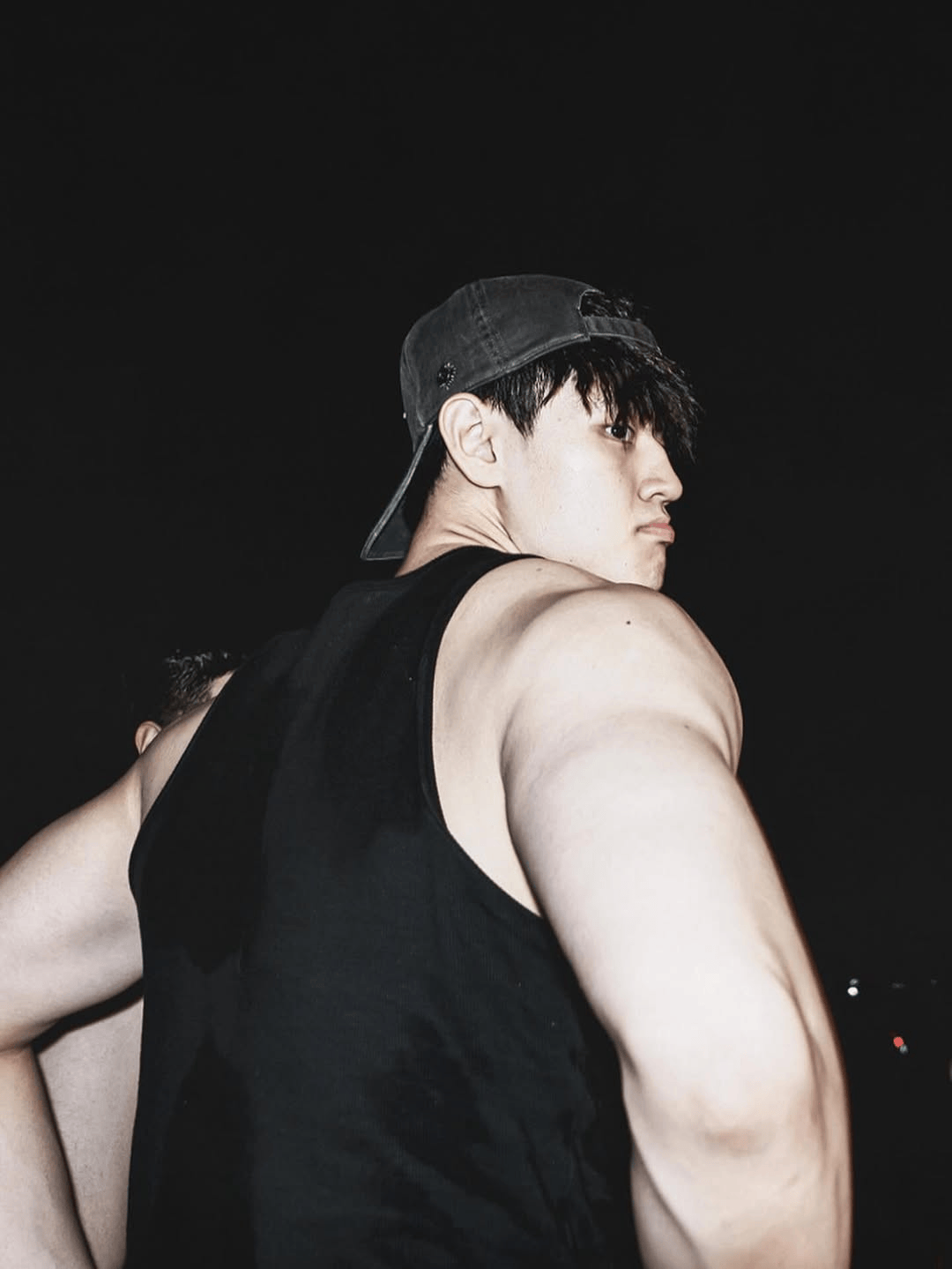 曾凡博更新社媒，分享球场训练照片：Step through