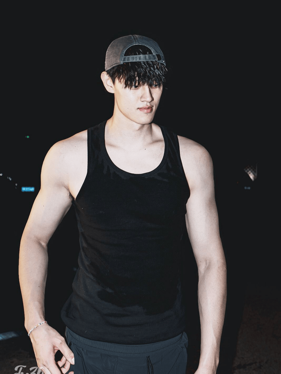 曾凡博更新社媒，分享球场训练照片：Step through