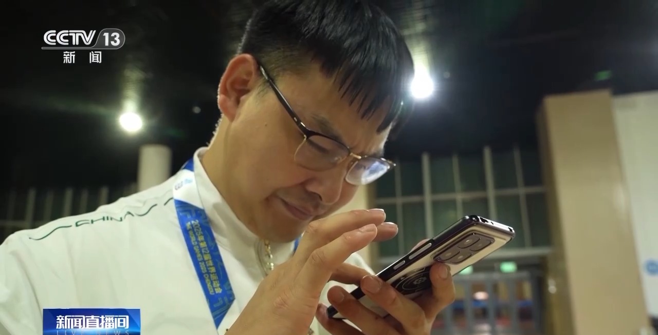 当视力被剥夺时 他用手摸出来一个世界亚军