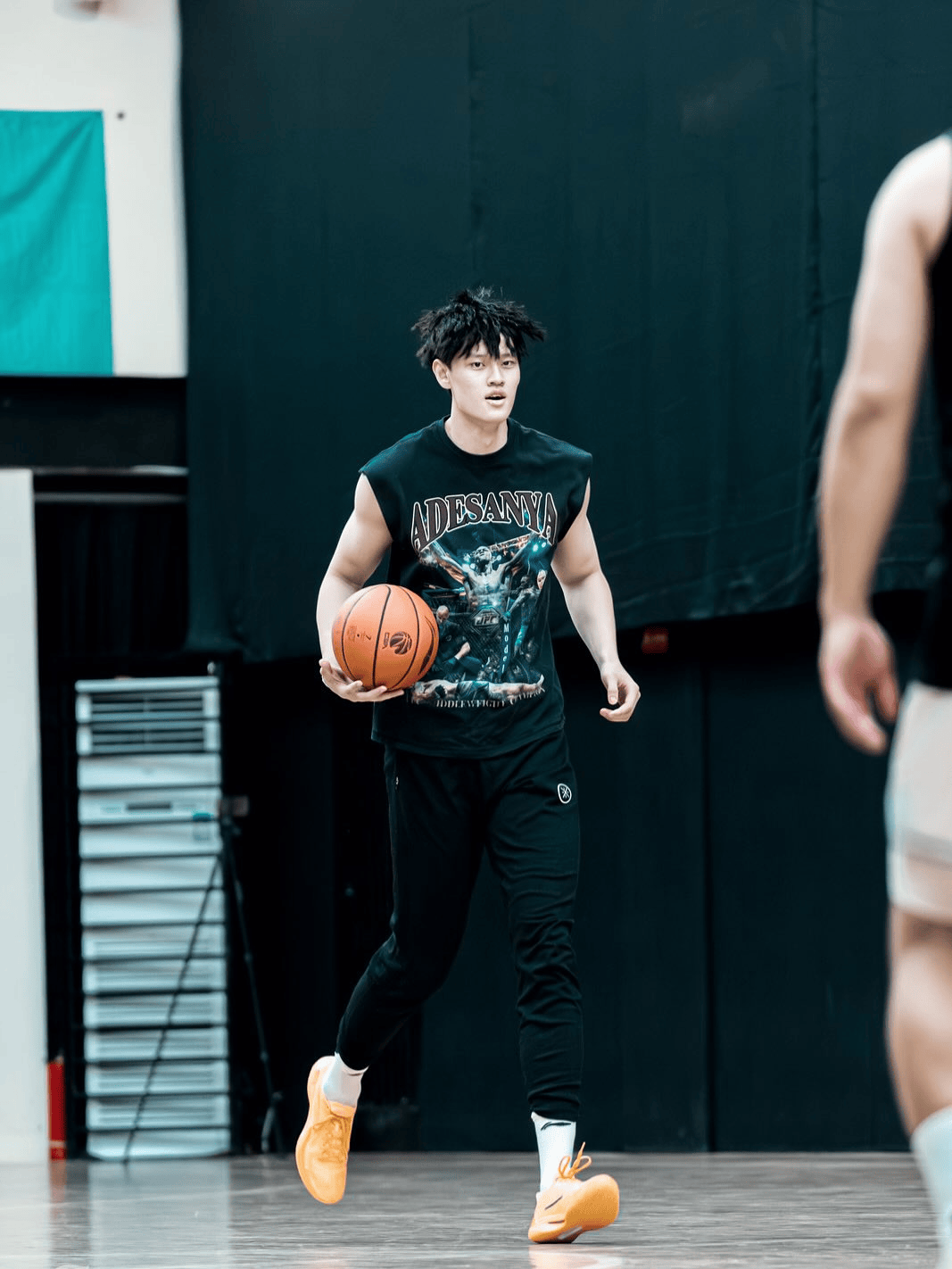 曾凡博更新社媒，分享球场训练照片：Step through