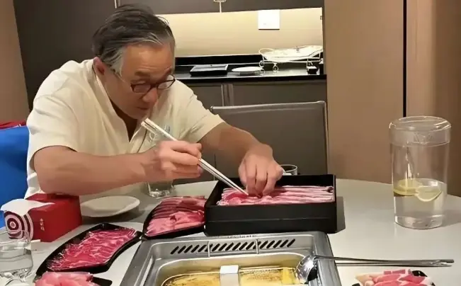有没有哪一个人，让你感觉衰老只是一瞬间的事？ 有，成龙。 最近，71岁的成龙大哥，被拍到和友人聚餐，画面中的他依旧是那么神采奕奕，精神矍铄，时不时和好友谈笑风生。 但那一头的白发以及脸上的皱纹，却满满都是岁月的痕迹。尤其是当看到他必须戴着老