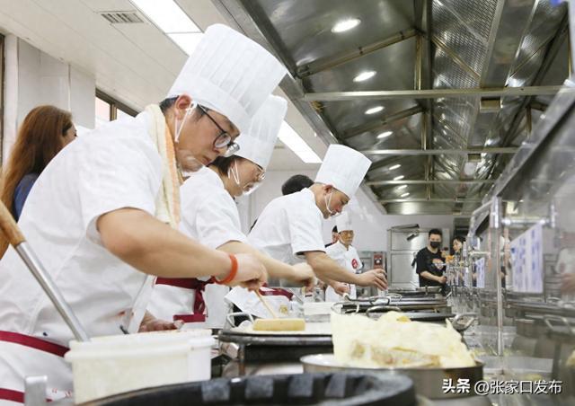 张家口市首届煎饼制作大赛吸引54名高手竞技