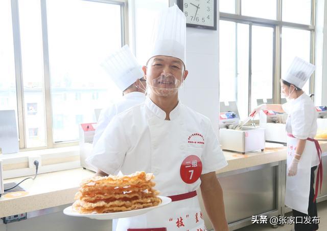 张家口市首届煎饼制作大赛吸引54名高手竞技