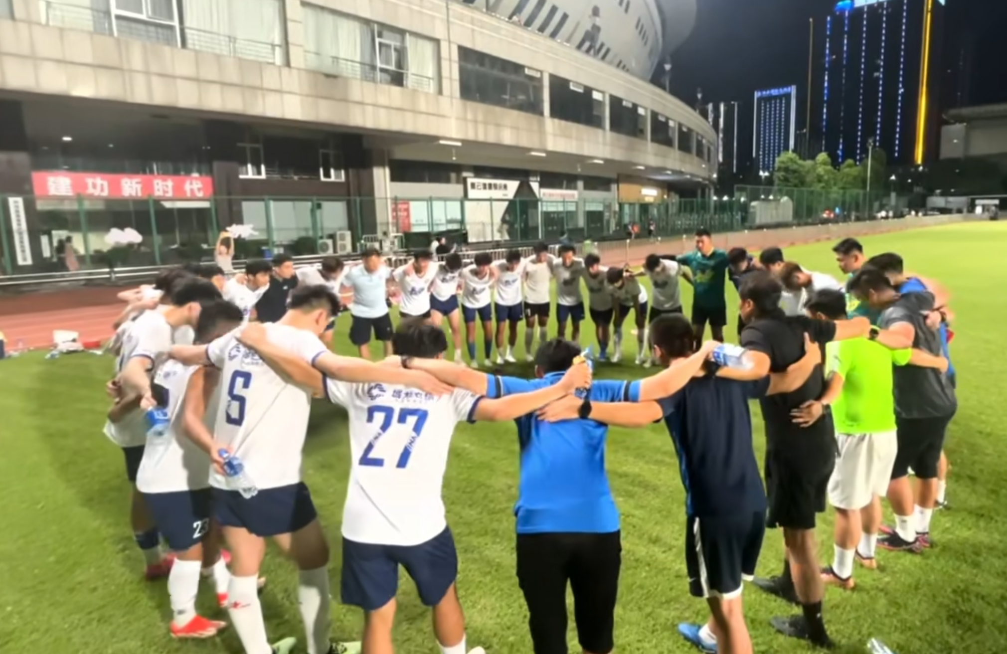 “湘超”长沙主场贺龙体育馆新草坪即将完成铺设，长沙队下周赴武汉集训