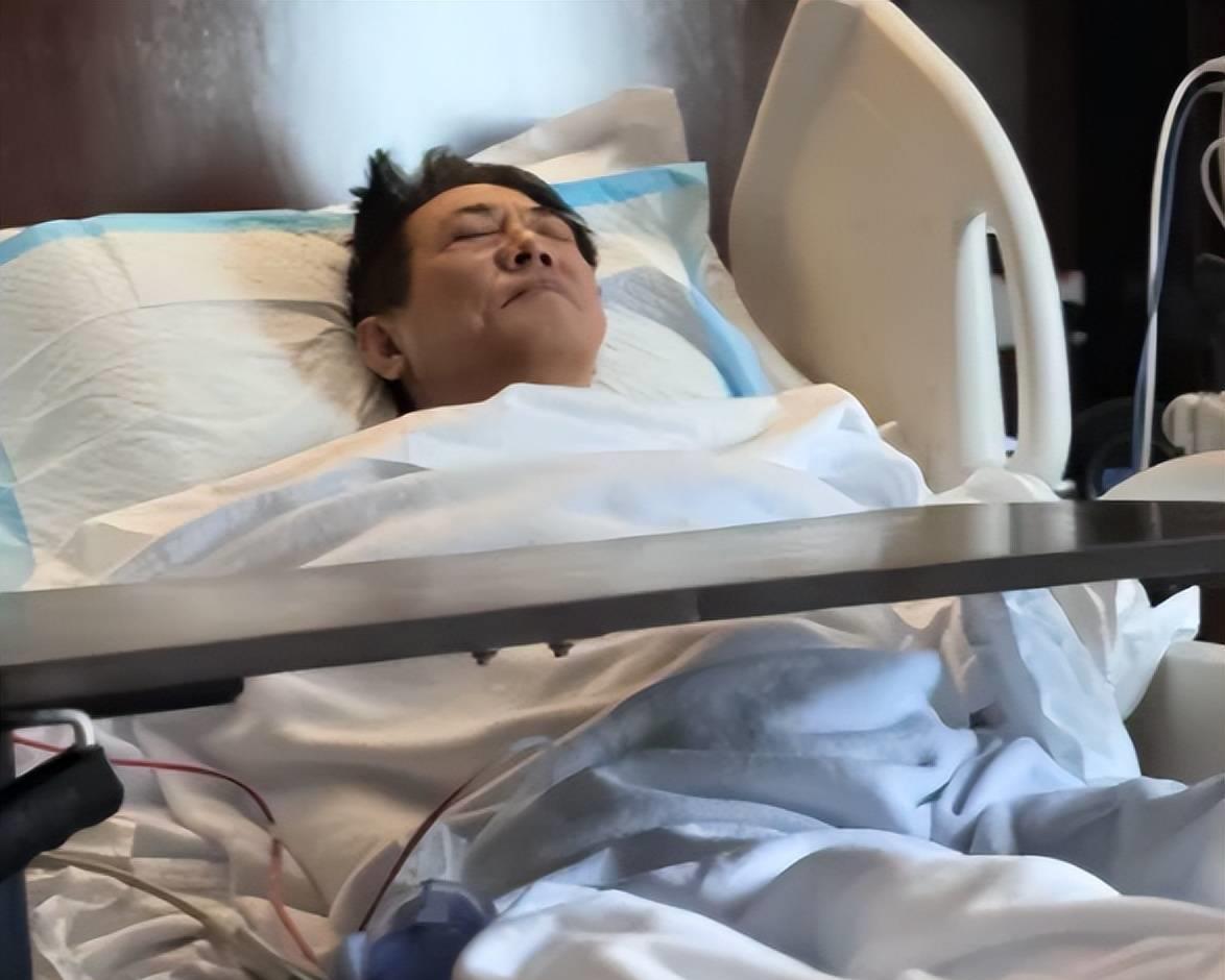 70岁的成龙还能拍动作片！李连杰却已经入院治疗了