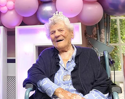 “直到快100岁才放弃开车” 在世最长寿老人迎来116岁生日