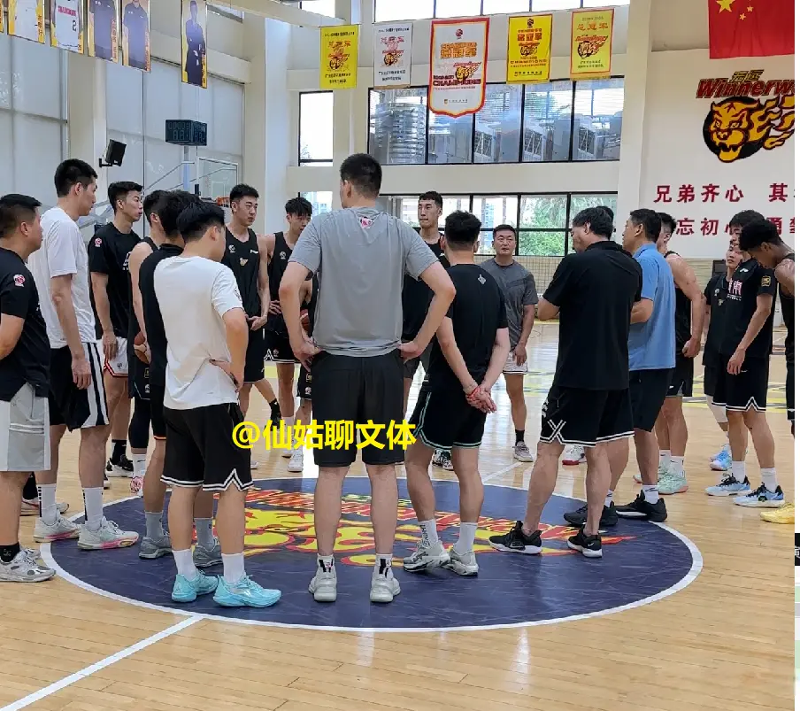 关辛探营广东队，徐杰已参加训练，任骏威现身，徐昕胡明轩缺席