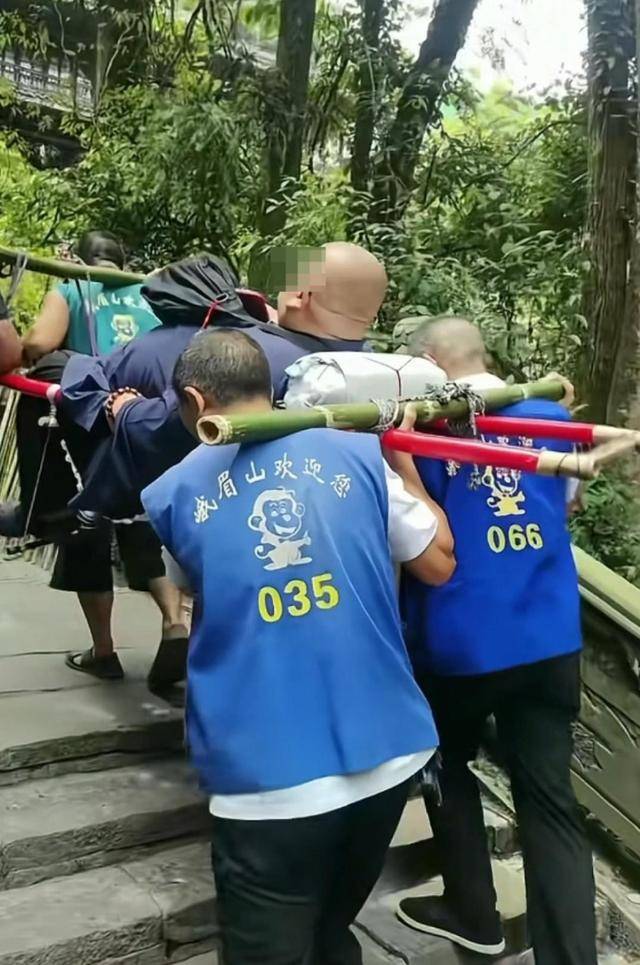 超260斤游客豪掷2.21万，9名轿夫抬上峨眉山，创轿夫32年接单新高！
