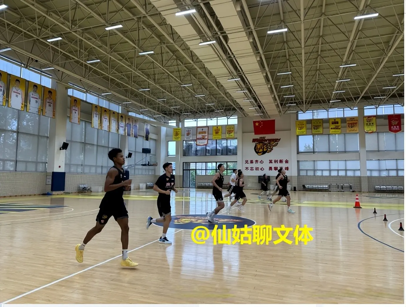 关辛探营广东队，徐杰已参加训练，任骏威现身，徐昕胡明轩缺席