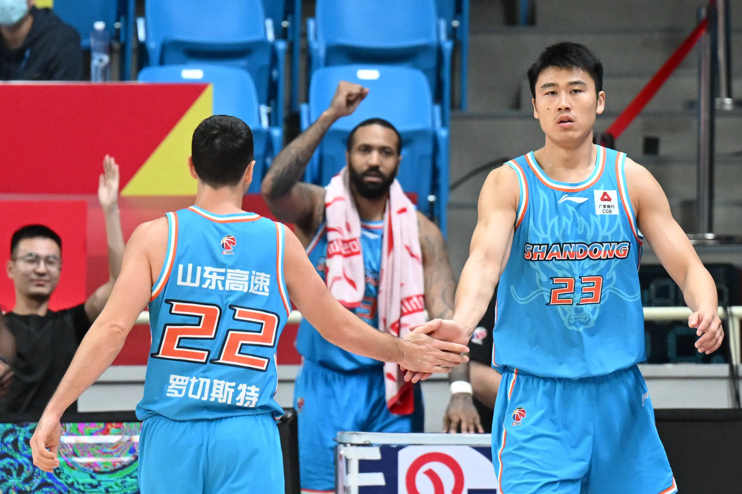 18点53分！山东男篮前队长贾诚做出决定，职业生涯15年，曾获冠军