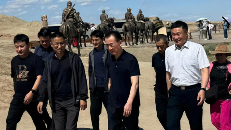 王健林现身新疆克拉玛依,“正探讨和克拉玛依合作的可能性”