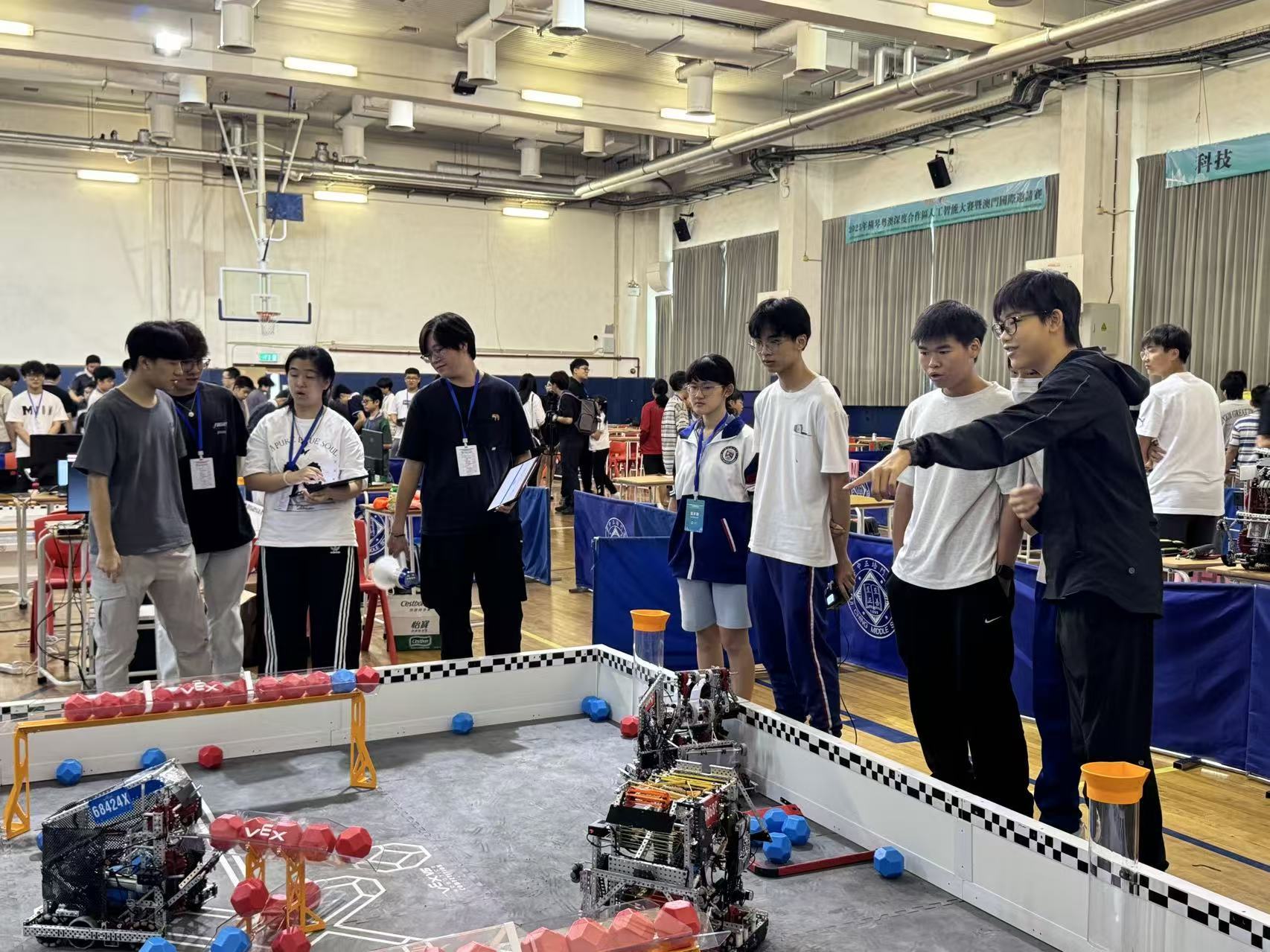来自全球212所学校的814名选手在现场展开科技与创意的比拼。