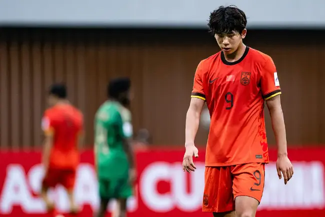 中国男足重大调整！申花队当红国脚遭弃用，王钰栋、蒯纪闻入选