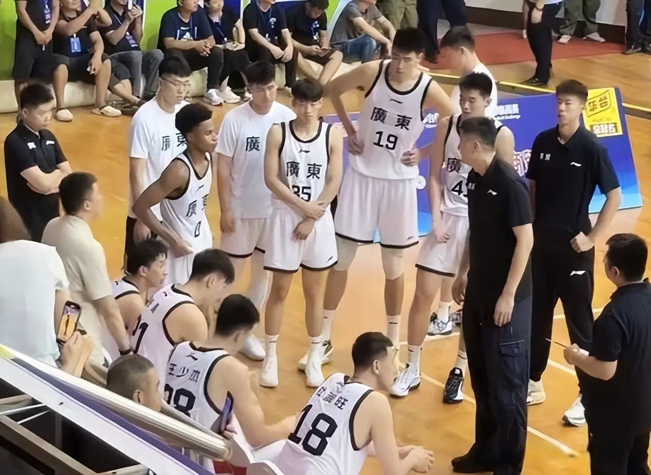 广东队又有热身赛了 下个月在顺德和澳洲球队交锋 胡明轩徐杰上海报