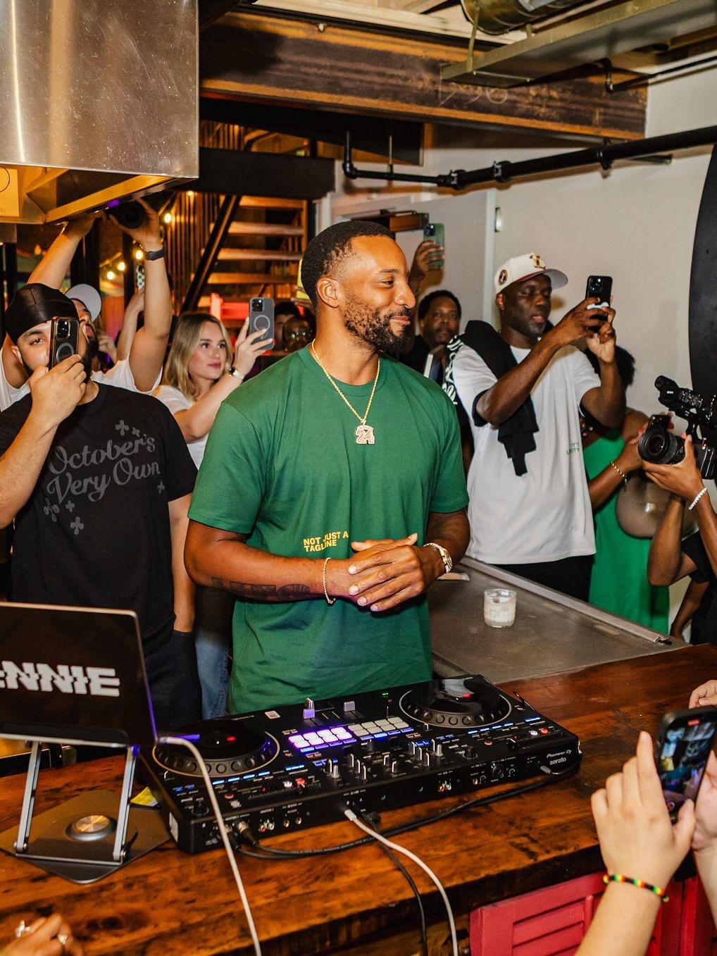 牙买加乔丹！诺曼-鲍威尔Ins晒举办派对的照片与球迷分享