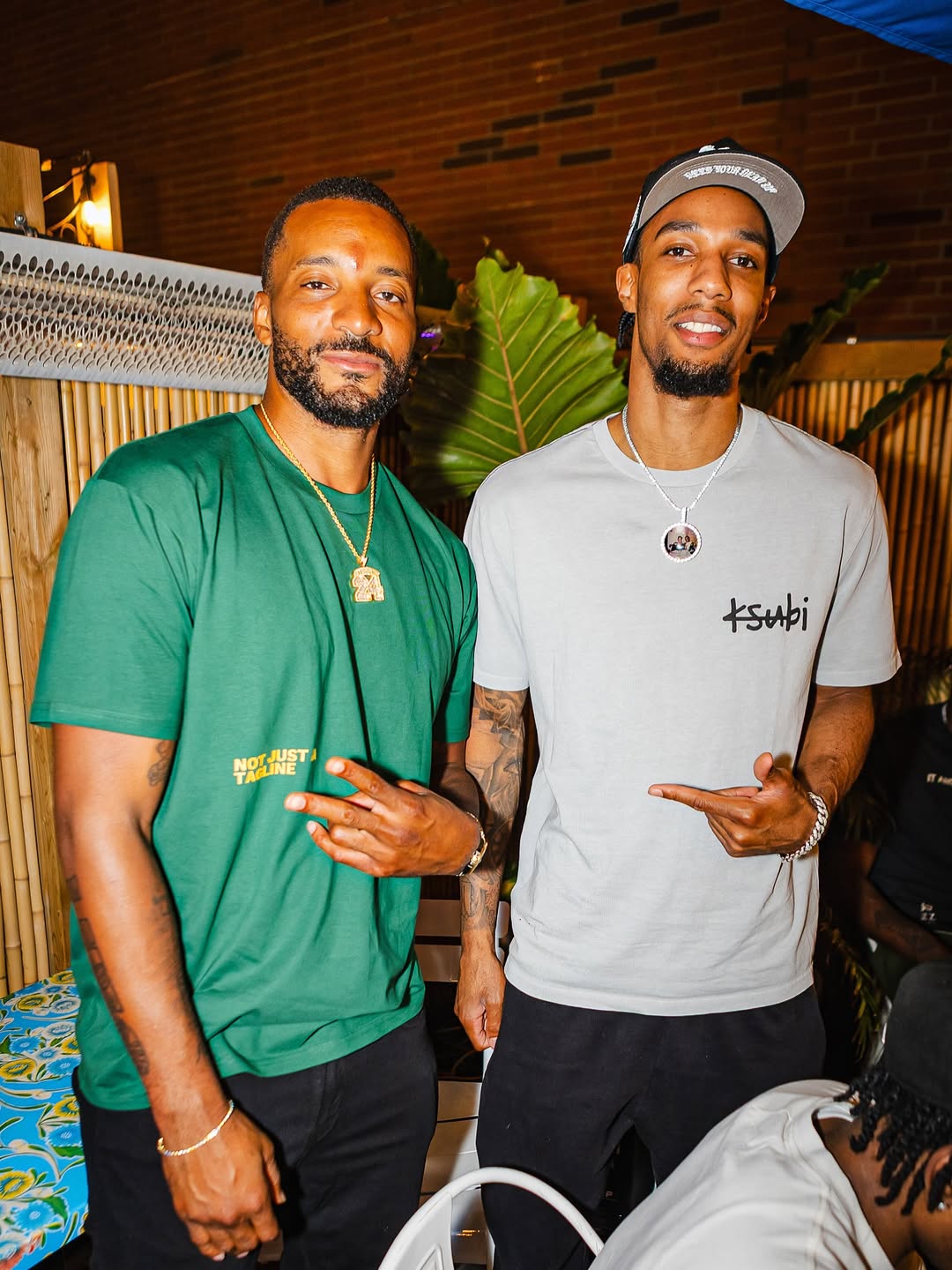 牙买加乔丹！诺曼-鲍威尔Ins晒举办派对的照片与球迷分享