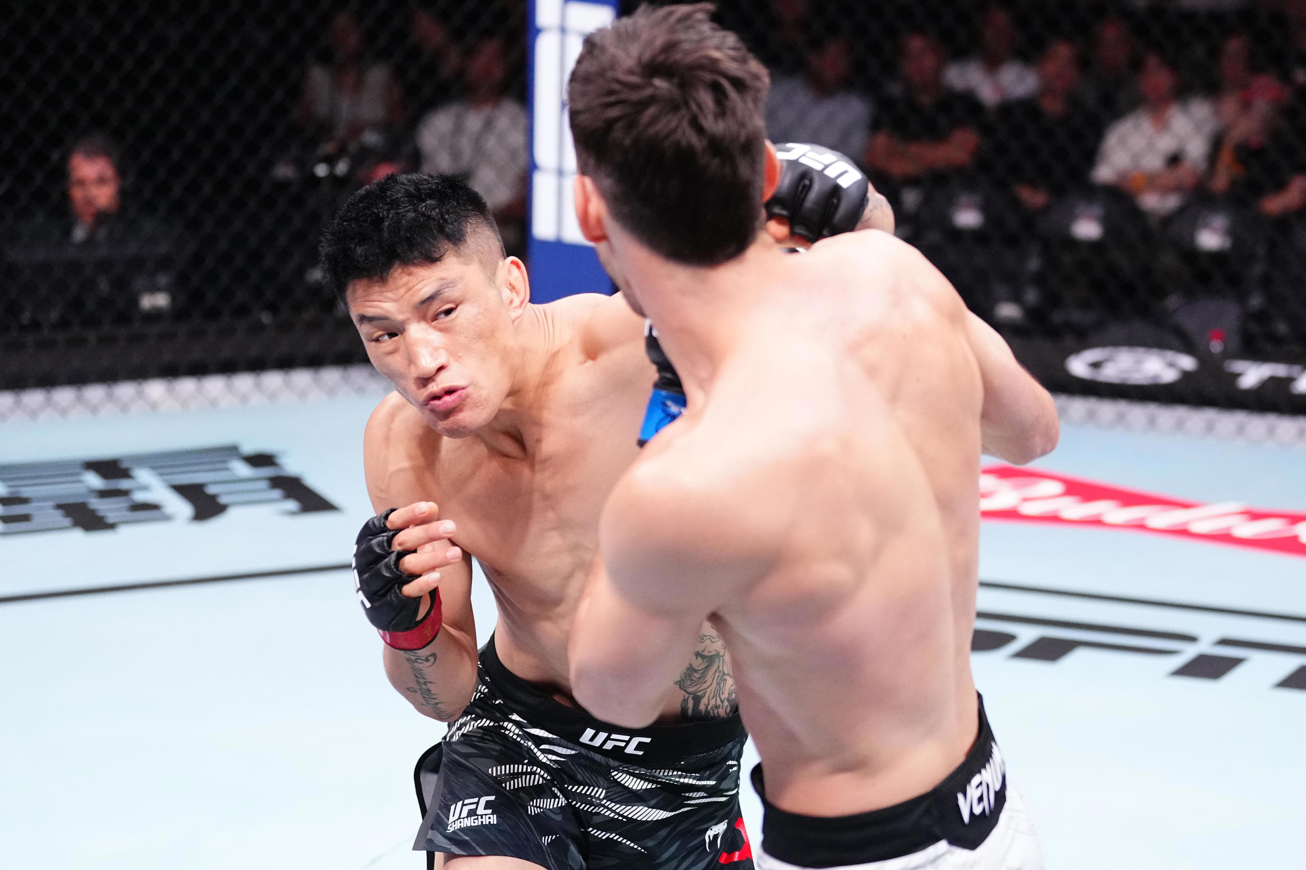 益扎“光速”KO，茸主嗨翻全场，两藏族小伙闪耀UFC上海格斗之夜