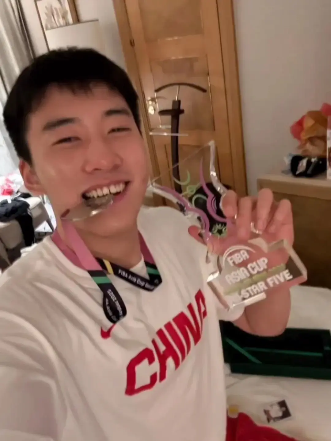 同样在国家队打4号位！20岁的王俊杰和易建联，谁更加优秀？