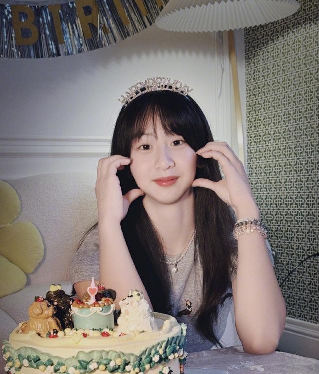 叶一茜晒女儿打球美照，17岁森碟阳光自信超级美，下巴恢复超好