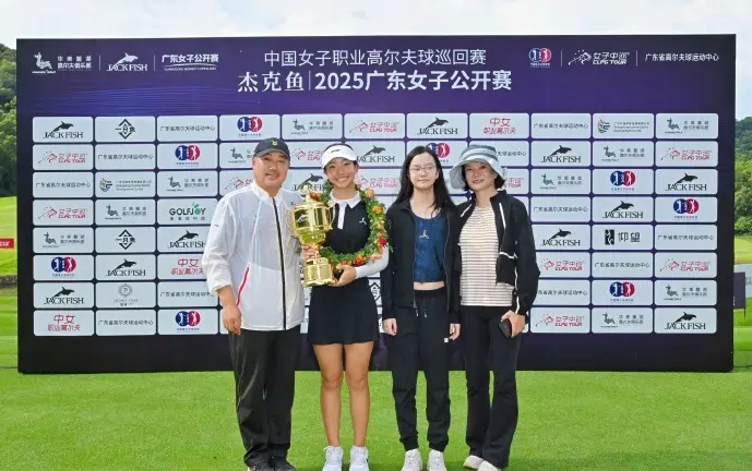 15岁爱女首夺高尔夫职业赛冠军！刘国梁携家人见证，激动拥吻祝贺
