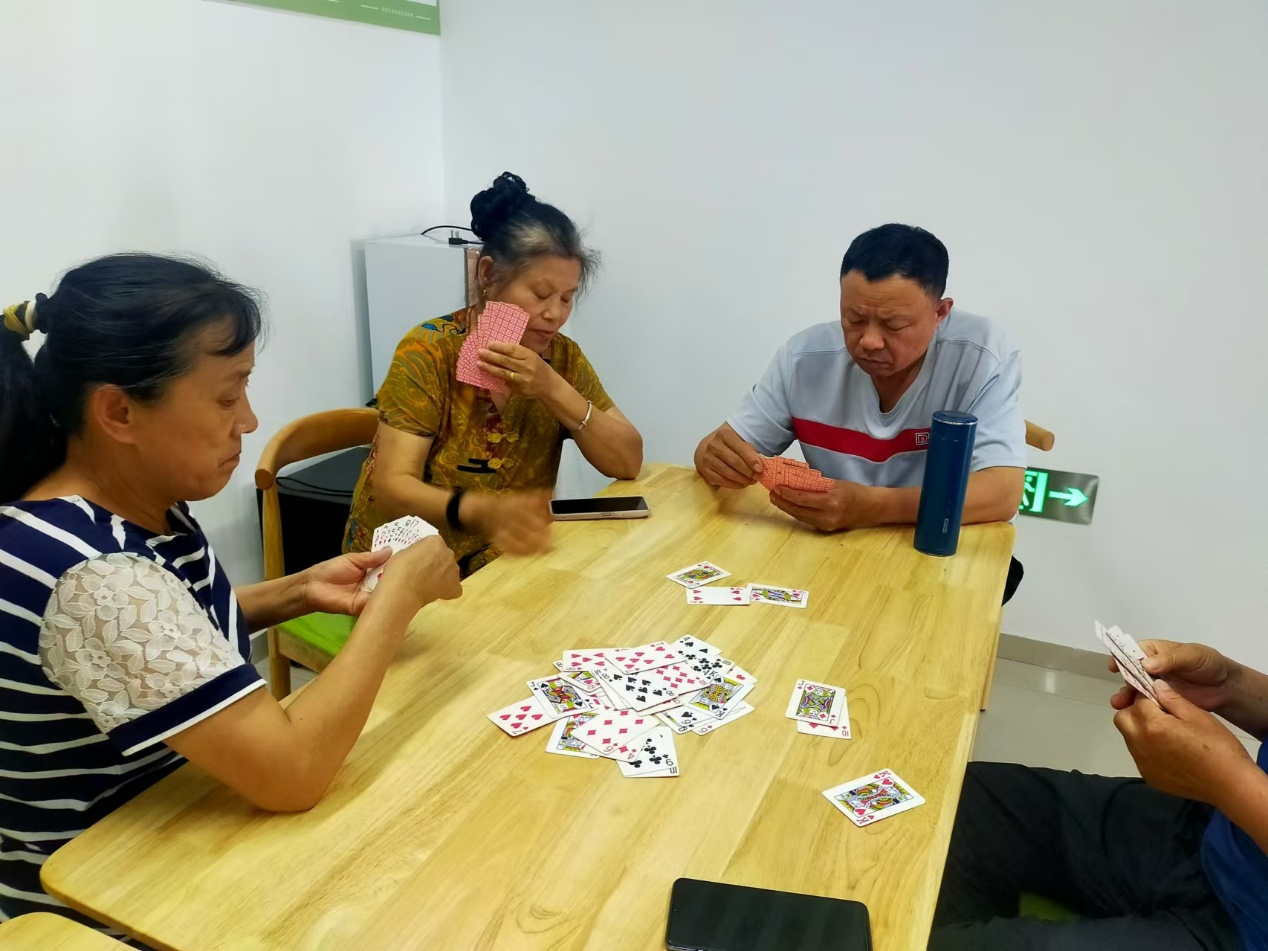 方寸棋牌聚情谊！崔寨银丰揽翠园照料中心棋牌活动点亮银发生活