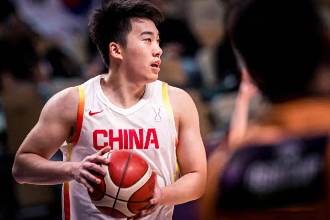 同样在国家队打4号位！20岁的王俊杰和易建联，谁更加优秀？