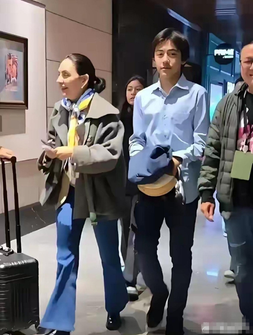 刘烨儿子诺一被偶遇，身高至少1米8已成翩翩少年！