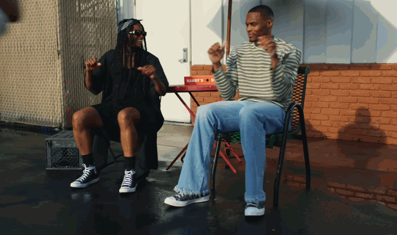 坐着跳舞！威少客串女星最新单曲MV 他还能否延续NBA生涯？
