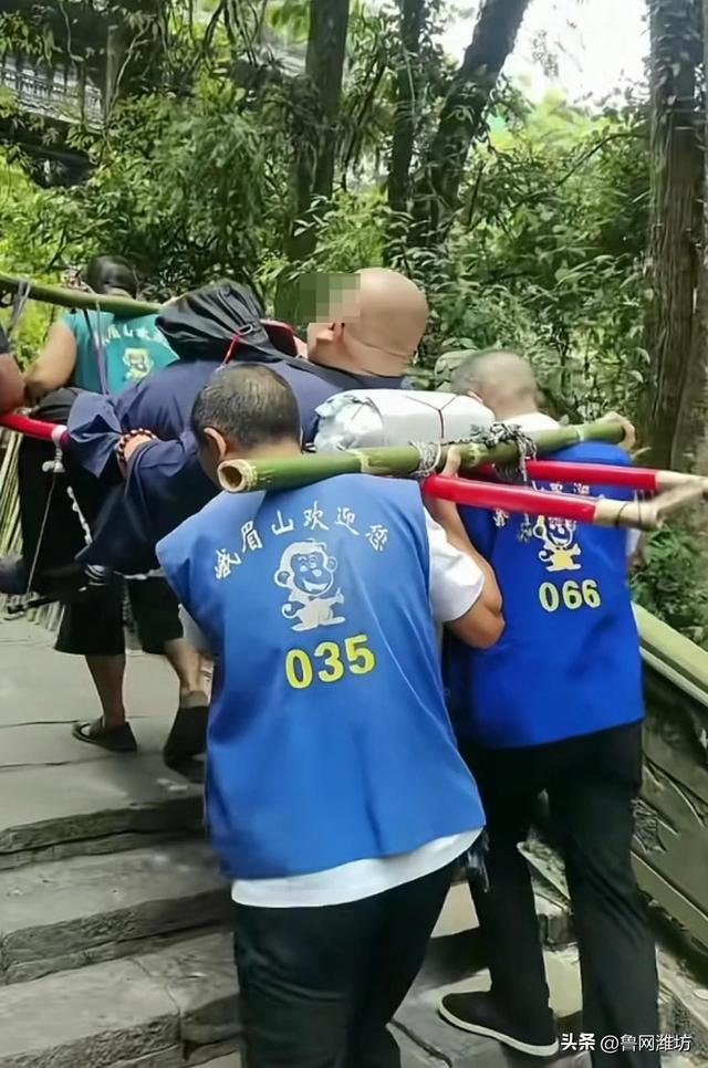263斤男子花2.21万坐滑竿上峨眉山！9人轮流抬超10小时，轿夫：从业32年来最大一单