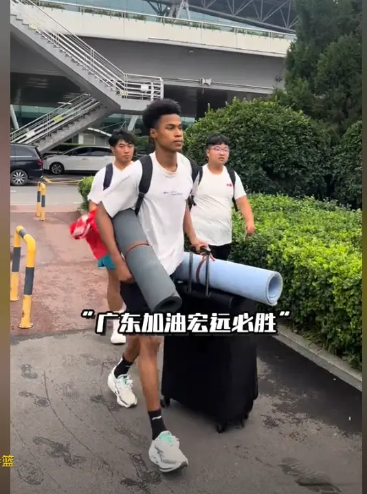 广东队抵达泰安打热身赛 杜润旺杨溢领衔 徐杰胡明轩王洪泽缺席