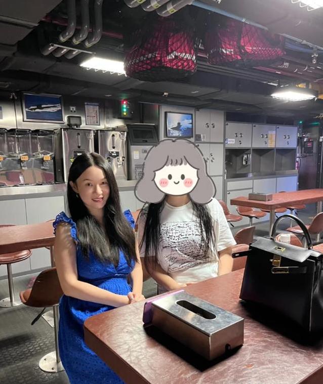 霍思燕杜江青岛甜蜜现身，45岁身材微圆却圈粉无数，真幸福？
