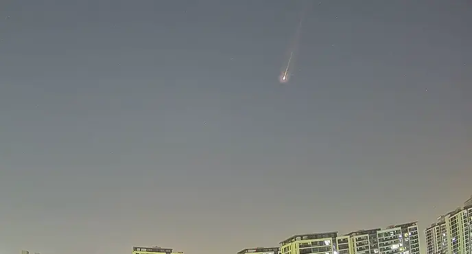 火流星划过杭州夜空，昨晚这难得一见的一幕，有人拍到了