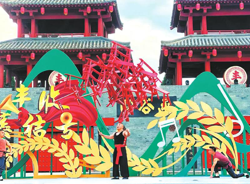 头顶“丰收龙”打破吉尼斯世界纪录