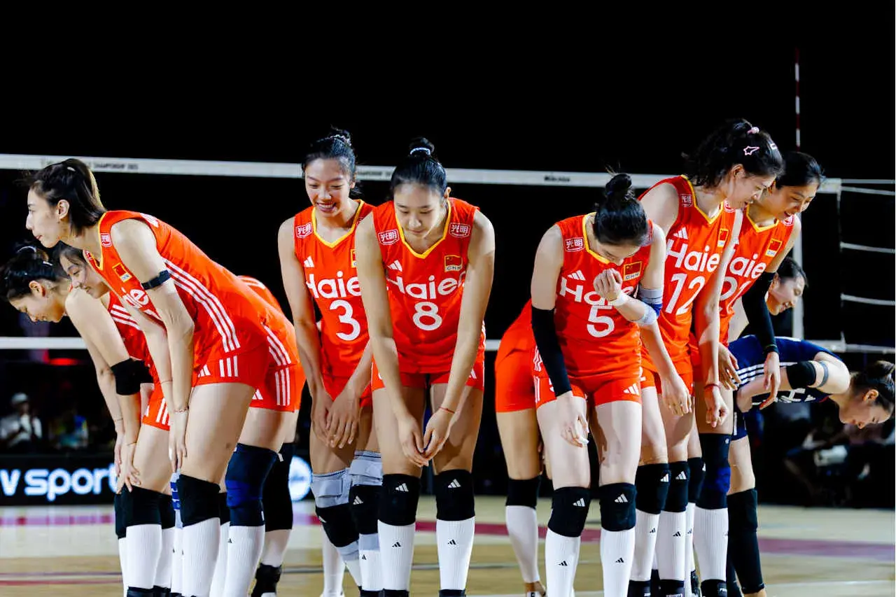 中国女排回应首秀！赵勇承认错误，解释首发李盈莹，庄宇珊自责