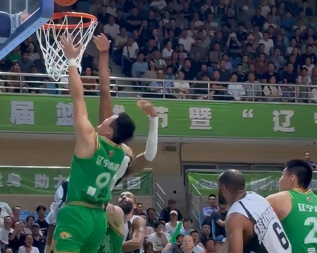 辽宁男篮战胜美国队！姜宇星三节得10分，单节狂砍7分太强了