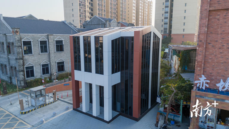 10千伏公福线小馆配电站是集光伏发电、储能、电能分配一体的“零碳”双层配电房。 受访者 供图