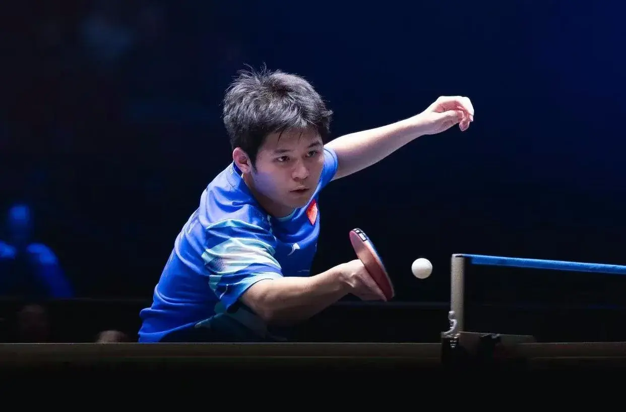 3-4爆冷丢冠！凌晨1点45，林诗栋输了，无缘双冠王，王皓脸色铁青