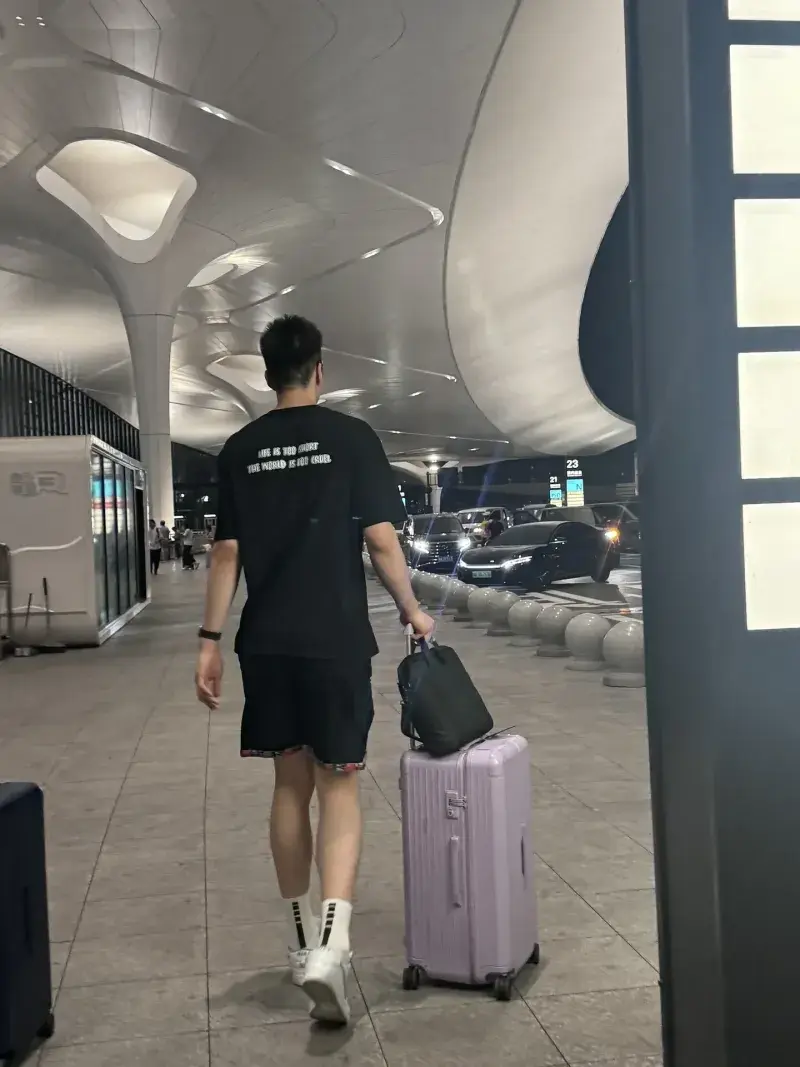 余嘉豪前往西班牙打球，母亲现身，程帅澎送行，两人互相鼓励