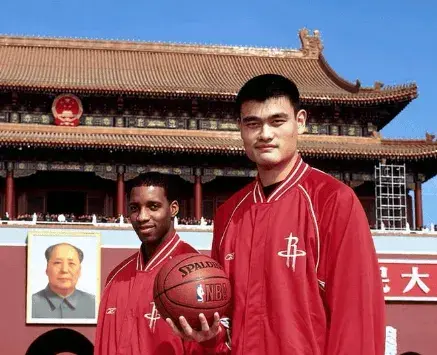 火箭记者提议杜申土耳其合影 致敬姚麦天安门经典瞬间