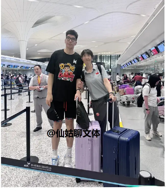 余嘉豪前往西班牙打球，母亲现身，程帅澎送行，两人互相鼓励