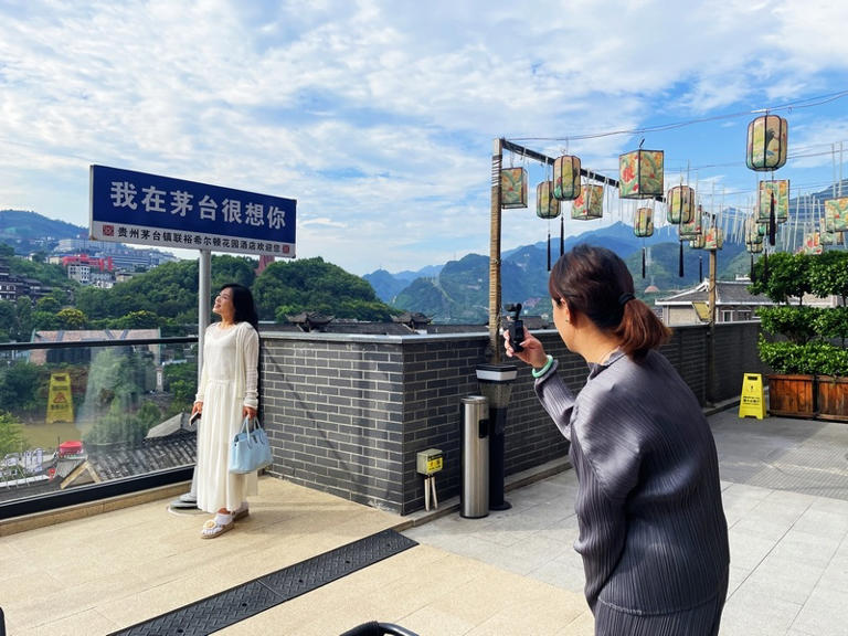 游客在酒店露台打卡拍照。.jpg