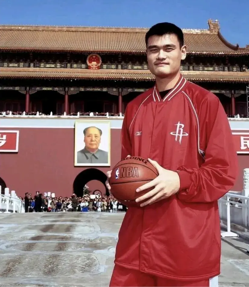 火箭记者提议杜申土耳其合影 致敬姚麦天安门经典瞬间