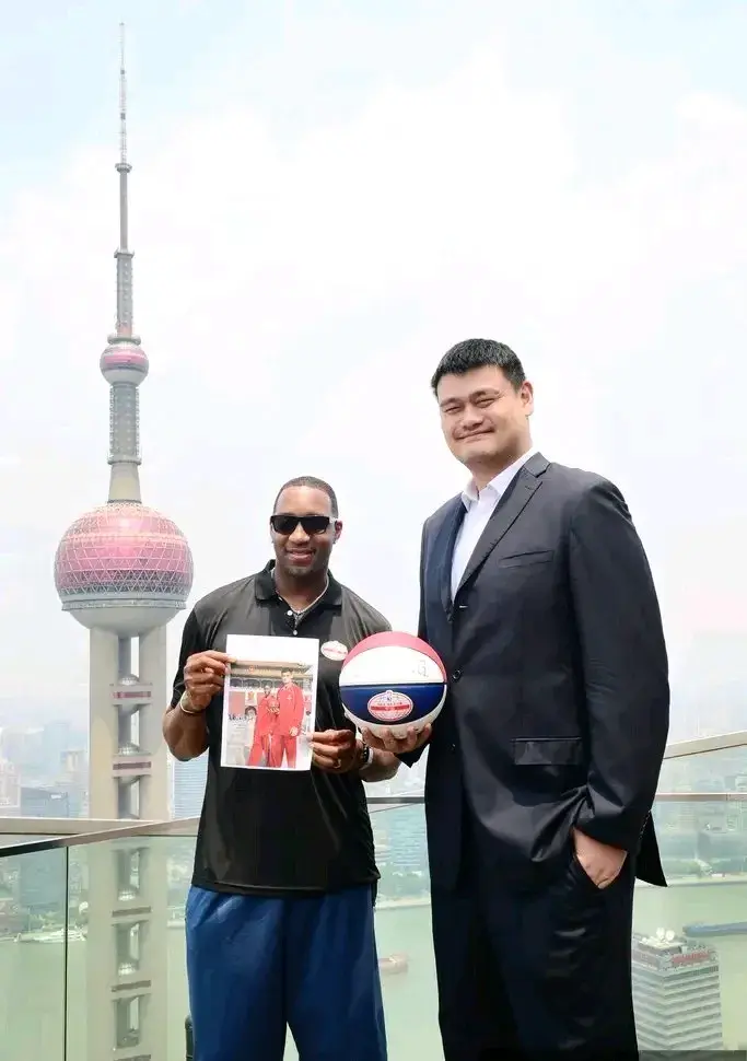 火箭记者提议杜申土耳其合影 致敬姚麦天安门经典瞬间