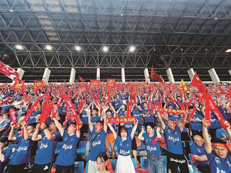 “球迷的支持是我们踢下去的动力！”