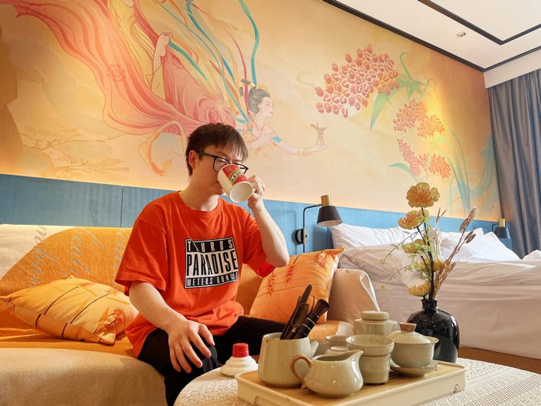游客在希尔顿酒店的“酱香房”内品茶。.jpg