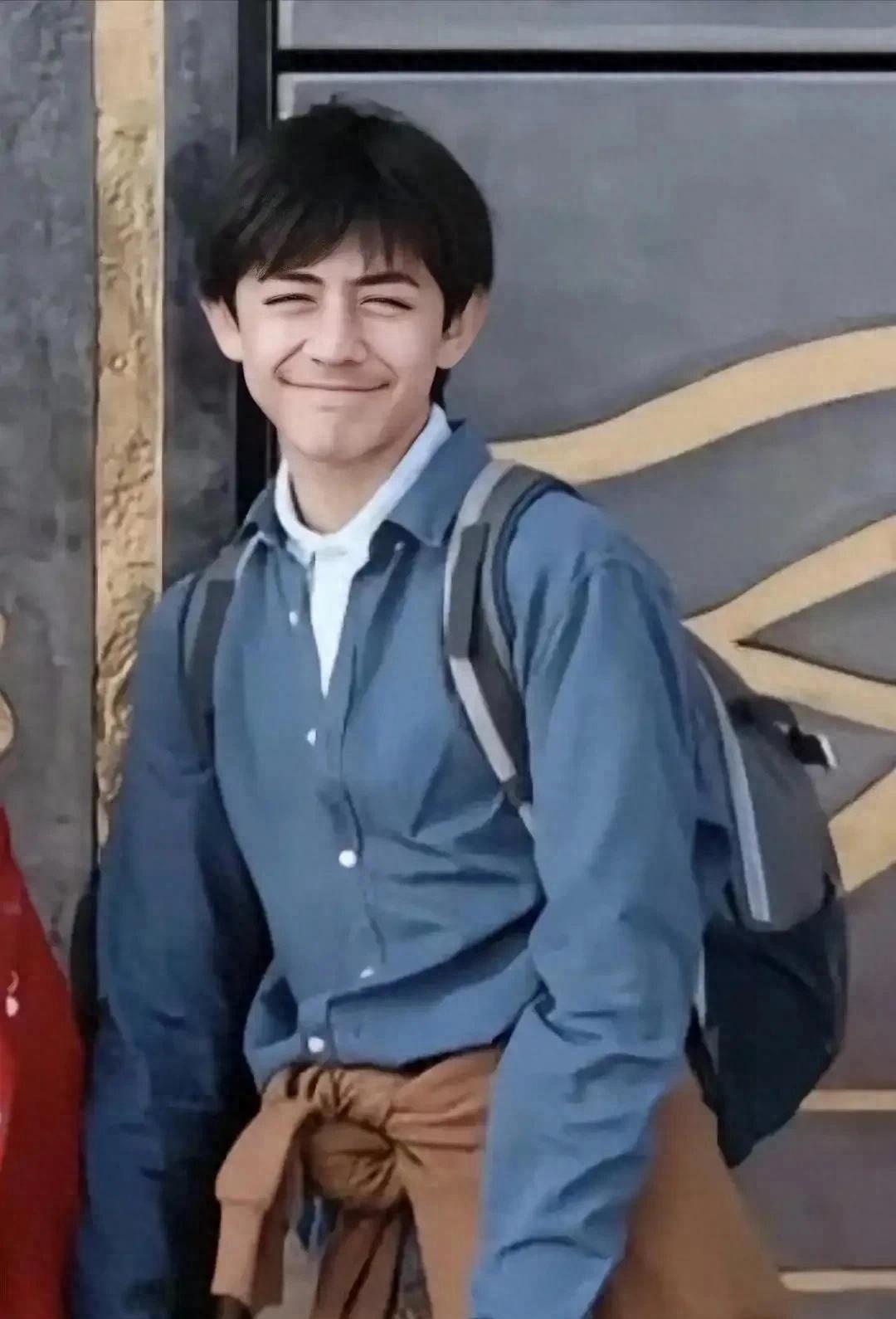刘烨儿子诺一演出被偶遇，14岁身高超180，模样成熟黑胡渣瞩目