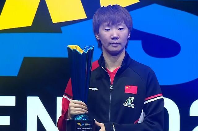 瑞典大满贯女双颁奖礼：王曼昱淡定，孙颖莎笑容灿烂