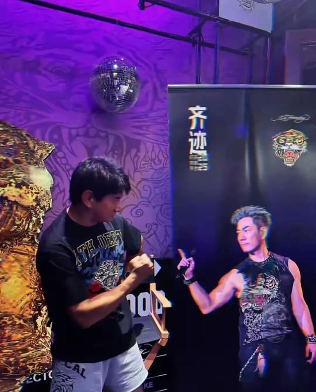 吴奇隆打卡任贤齐演唱会，当天穿一双巨无霸运动鞋，显得人矮脚大