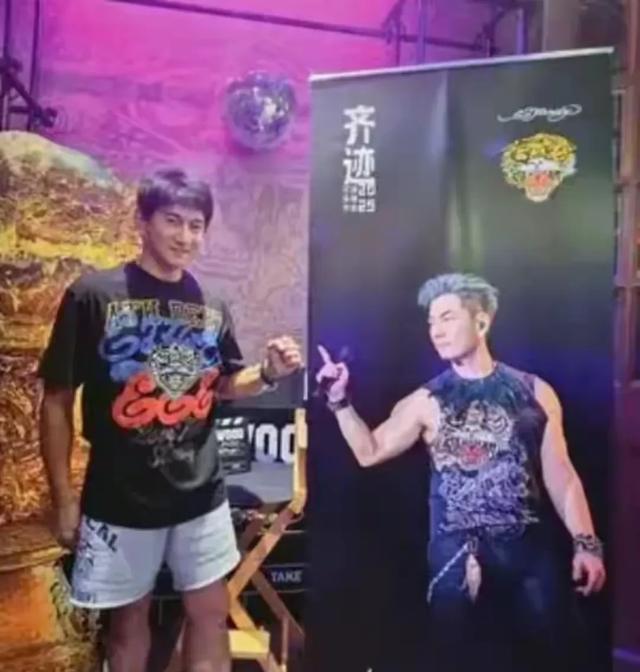 吴奇隆打卡任贤齐演唱会，当天穿一双巨无霸运动鞋，显得人矮脚大