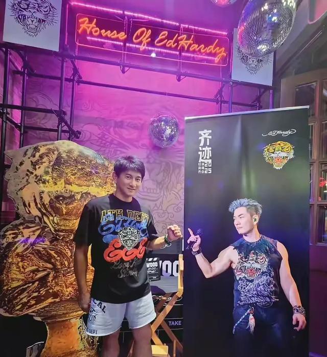 吴奇隆打卡任贤齐演唱会，当天穿一双巨无霸运动鞋，显得人矮脚大
